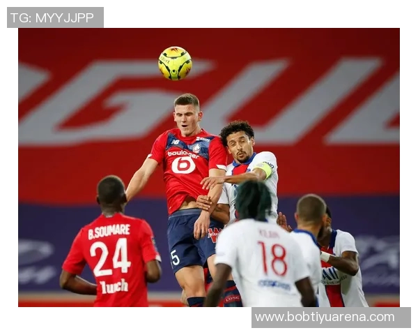 约罗身穿里尔球衣盛装出席里尔对阵巴黎比赛开球仪式